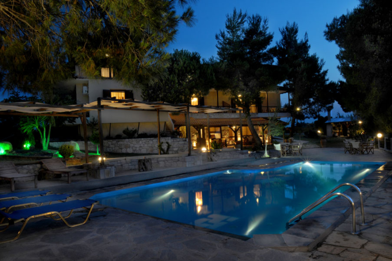 Heos Studios & Apartments